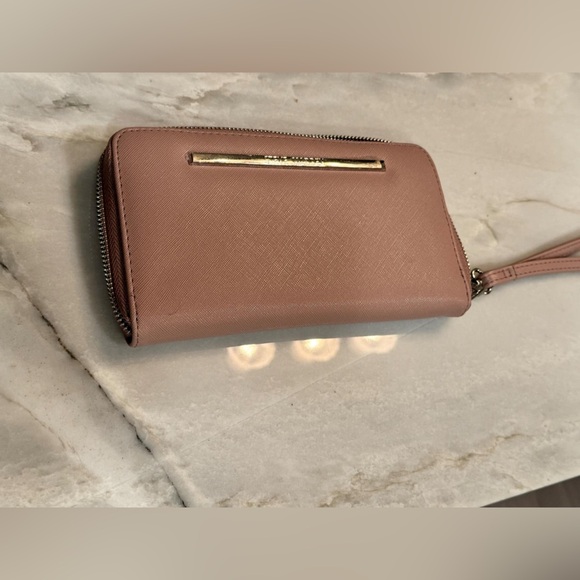 Steve Madden Handbags - Steve Madden Elegant Tan Women's Clutch wallet 8x4in no callouts